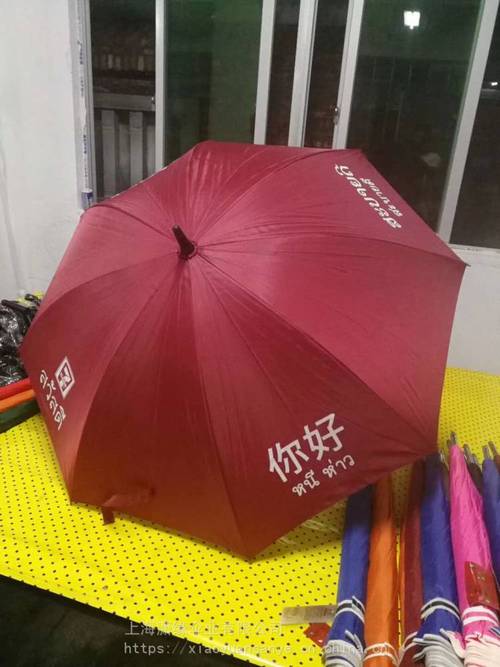 直杆广告雨伞 品牌行走的风景线——广告礼品伞定制厂家选择指南